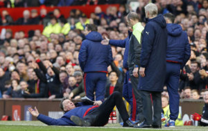 Van Gaal, sobre el csped de Old Trafford, quejndose al cuarto...
