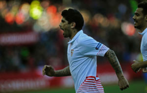Banega corre para celebrar un gol del Sevilla.