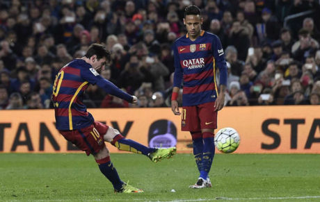 Messi lanza la falta frente al Sevilla ante la atenta mirada de...