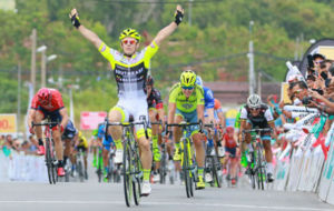 Mareczko levanta los brazos para festejar su primera victoria de etapa...