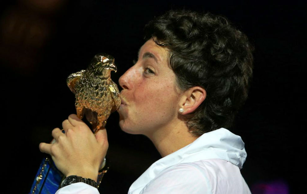 Carla Surez celebra su victoria en Doha besando el trofeo.