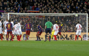 Messi anota el empate de falta en la visita del Sevilla al Camp Nou