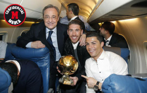 Florentino Prez posa con Sergio Ramos y Cristiano con un Baln de...