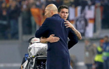 Zidane abraza a James tras ser sustituido en Roma.