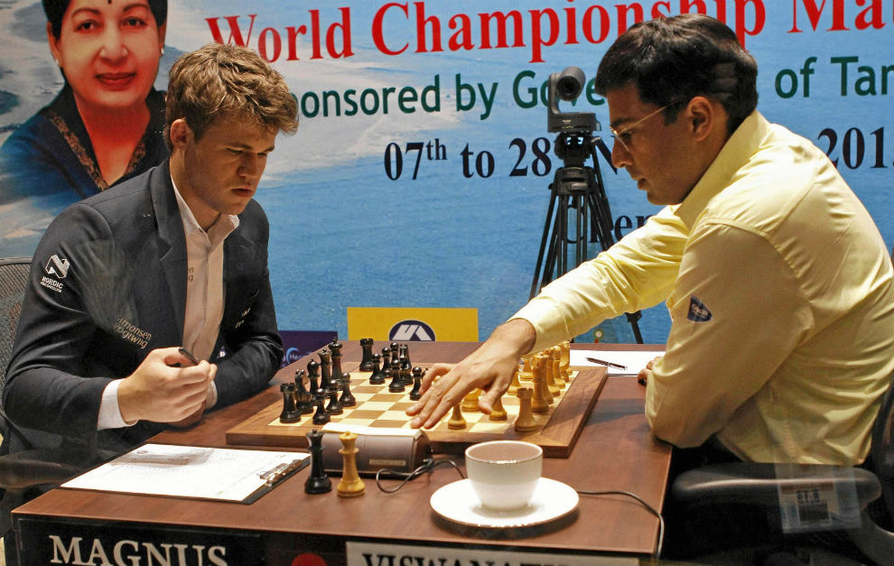 Carlsen, durante una partida con Viswanathan Anand en el Mundial de...