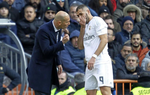 Zidane da instrucciones a Benzema durante el derbi del pasado sbado.