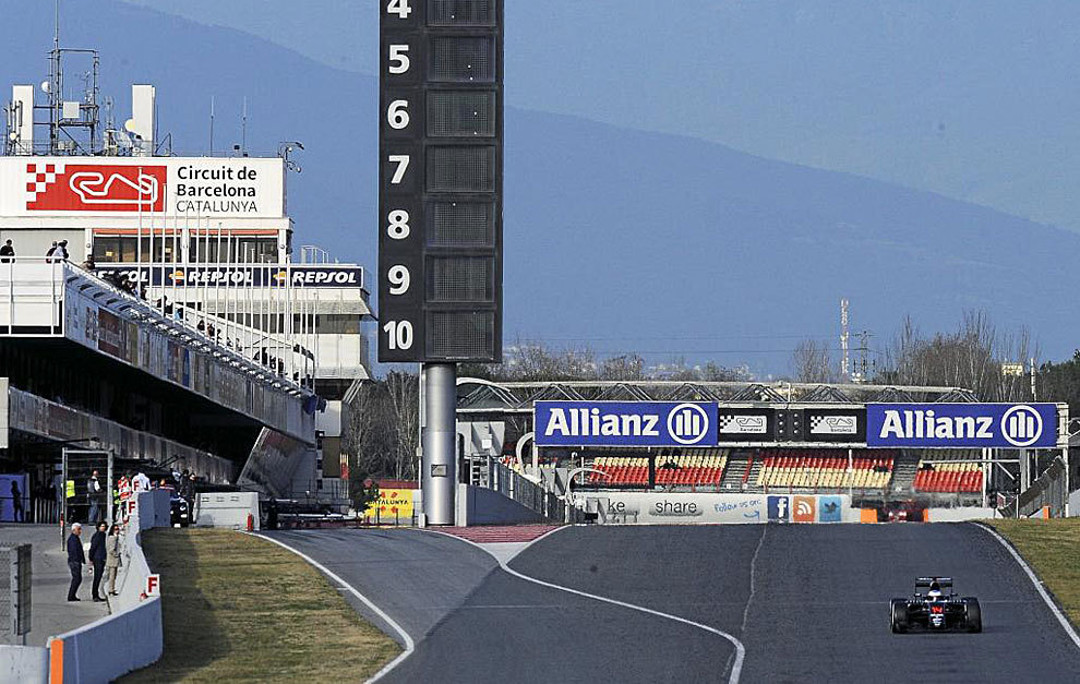 Alonso, en la recta de meta del Circuit de Barcelona.