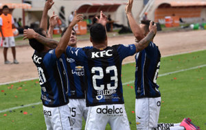 Los jugadores de Independiente del Valle celebran el gol.