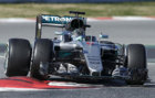 Nico Rosberg pilota el Mercedes W07 en el Circuit de Catalunya.