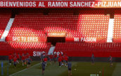 Los jugadores del Sevilla se ejercitan este martes en el Snchez...