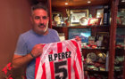Hugo Prez posa con la camiseta del Sporting en su casa de Buenos...