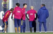 Varios jugadores del Barcelona charlan con Luis Enrique