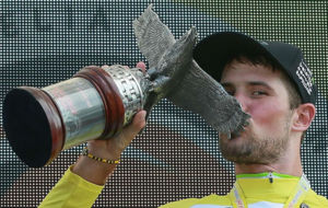 Van Rensburg posa con el trofeo de campen en el Tour de Langkawi.