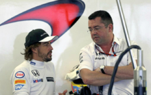 Eric Boullier conversa con Fernando Alonso en el GP de Sochi de 2015