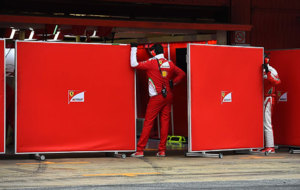 Miembros de Ferrari tapan la entrada al box de la &apos;Scuderia&apos;.