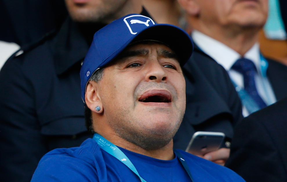 Diego Armando Maradona, siguiendo desde la grada un partido.