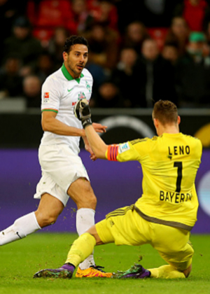 As defini Claudio Pizarro en uno de sus goles al Bayer Leverkusen.