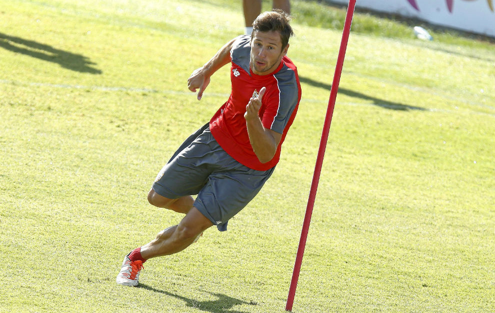 Krychowiak, durante un entrenamiento con el Sevilla.