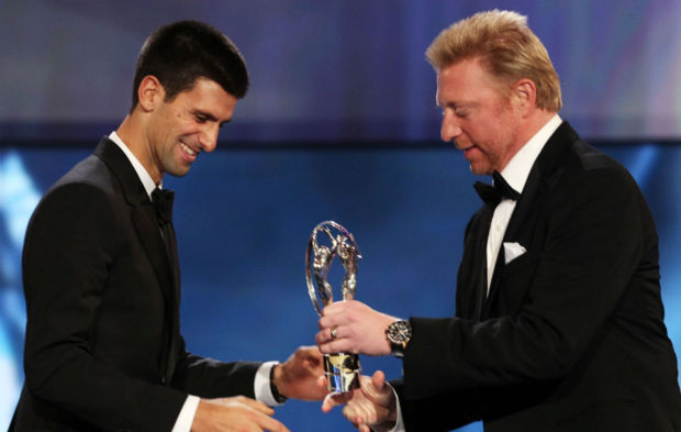 Novak Djokovic recibe el Premio Laureus 2015 a manos de Boris Becker.
