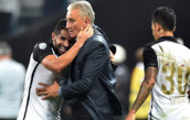 Guilherme, se abraza a su entrenador, Tite, tras marcar el gol ante...