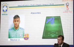 Carlos Dunga, con la imagen de Neymar de fondo, al anunciar la...