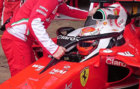Un mecnico de Ferrari instala el &apos;halo&apos; en la cabina de Raikkonen.