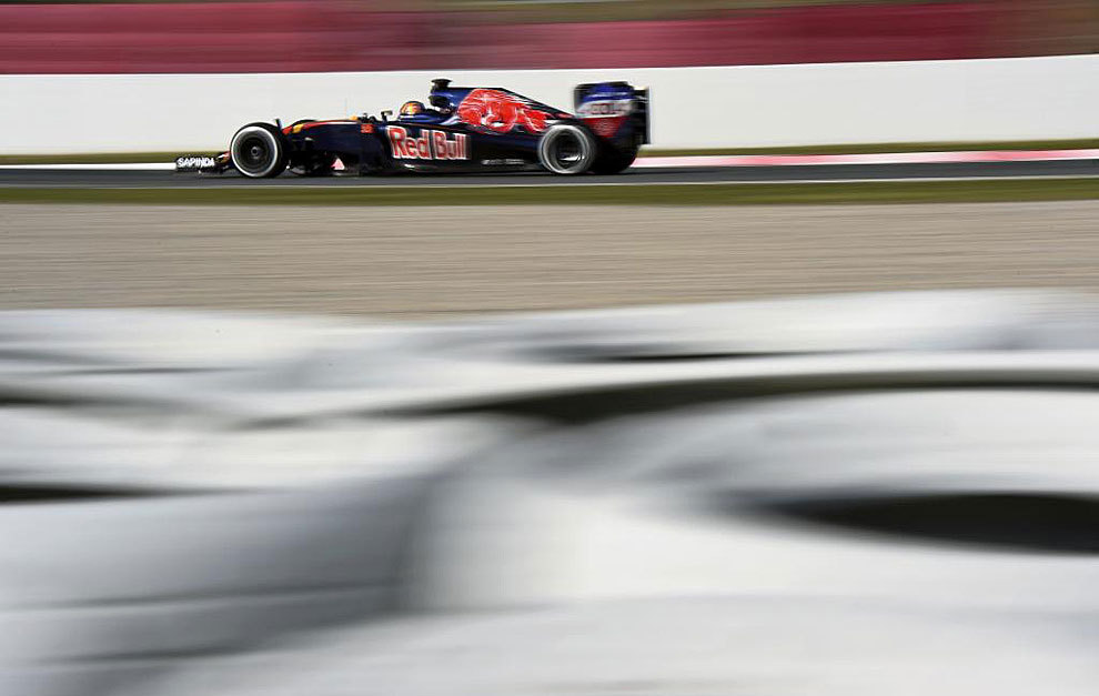 Carlos Sainz pilota su Toro Rosso STR11 en Montmel.