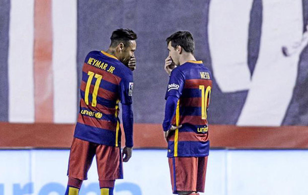Neymar y Messi hablan antes de que Luis Surez lanzara el penalti...