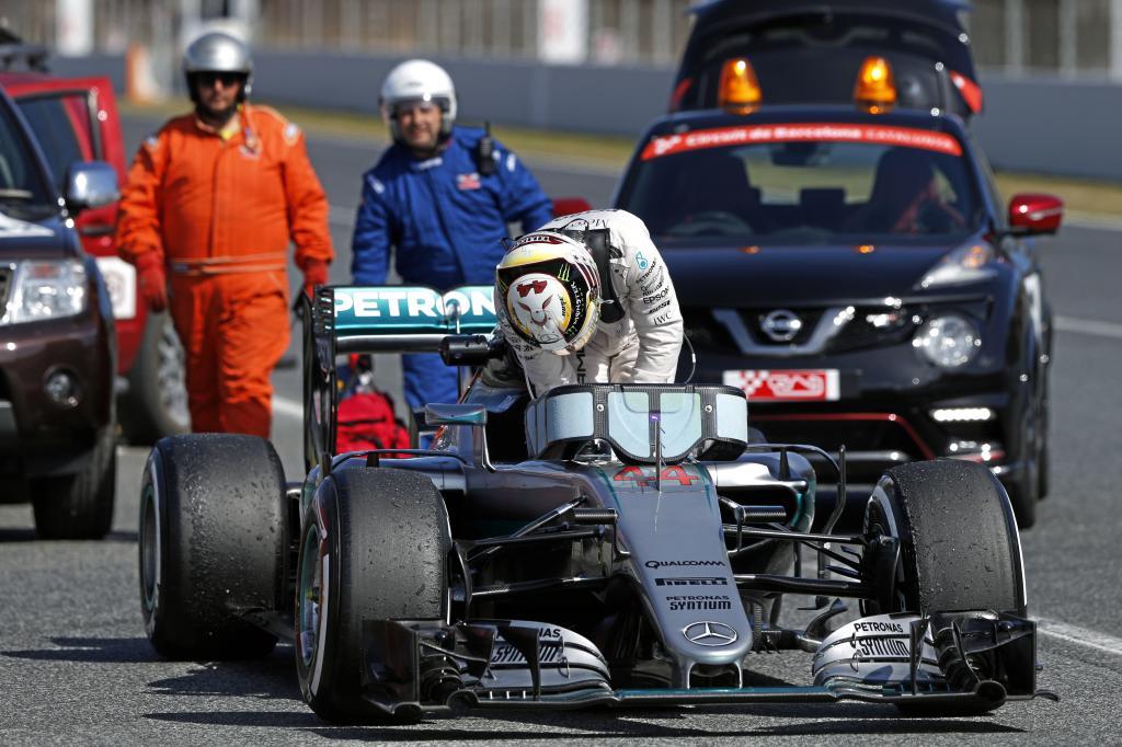 Hamilton se baja del Mercedes tras sufrir un problema con la...