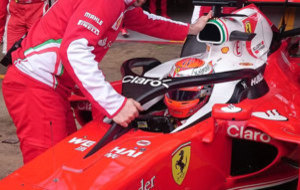 Un mecnico de Ferrari instala el 'halo' en la cabina de...