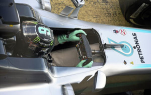 Nico Rosberg, al volante del Mercedes W07 en Montmel.