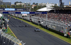 Los monoplazas siguen al coche de seguridad en el GP de Australia de...