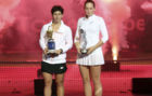 Carla, con el trofeo de Doha, secundada por Ostapenko