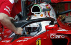 Un mecnico instala el &apos;halo&apos; en el Ferrari de Vettel.