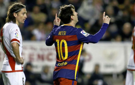 Leo Messi celebra uno de los tres goles que le marc al Rayo.