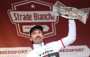 Fabian Cancellara celebrando su triunfo en el podio de Siena.