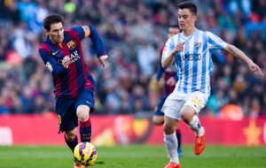 Juanpi Aor, junto a Messi en un partido entre el Mlaga y el...