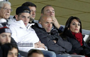 Zidane, entre su hijo Luca y su mujer Veronique, en el Di Stfano.