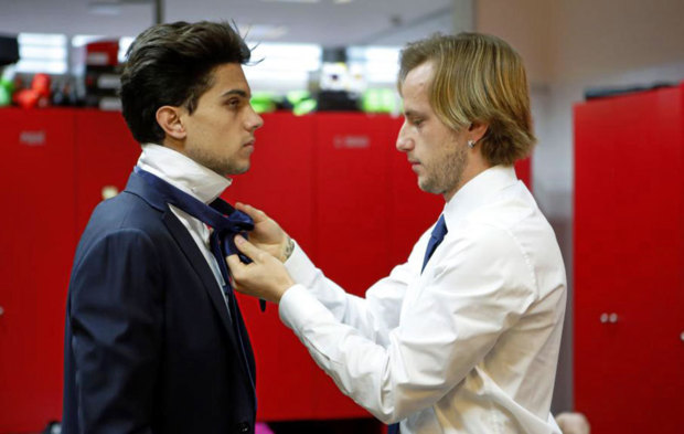 Rakitic ayuda a Bartra a hacerse el nudo de la corbata