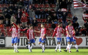 Los jugadores del Girona celebran el triunfo.