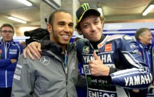 Lewis Hamilton, junto a Valentino Rossi, en el box de Yamaha en...