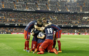 Jugadores atlticos celebrando por todo lo grande en Mestalla