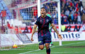 Darwin Machs celebra un gol con el Huesca