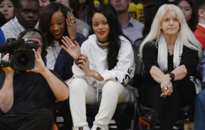 Rihanna sentada a pie de pista del Staples Center durante el Lakers...