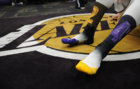 Los jugadores de los Lakers lucieron calcetines de homenaje a Kobe...