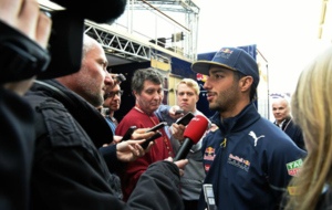 Daniel Ricciardo charla con la prensa en el paddock de Montmel