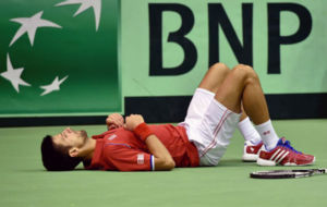 Djokovic, tumbado en la pista
