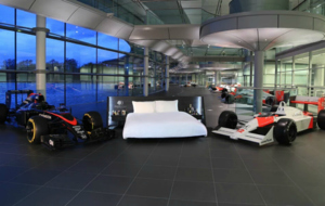 Una cama entre el McLaren de Fernando Alonso y el de Ayrton Senna