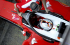 Un mecnico de Ferrari coloca el &apos;Halo&apos; en el monoplaza de Vettel en...