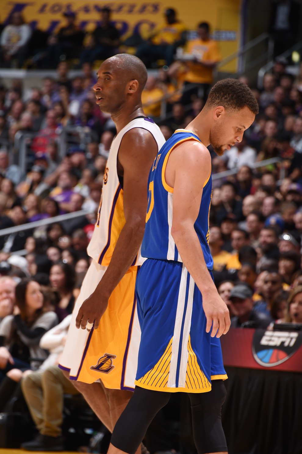 Kobe Bryant y Stephen Curry durante el partido que los Lakers ganaron...